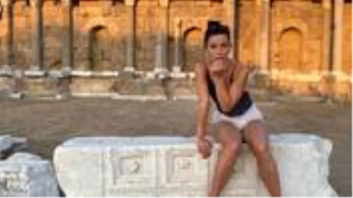 Merve Boluğur taşın üzerine çıktı, kendisine övgüler dizdi