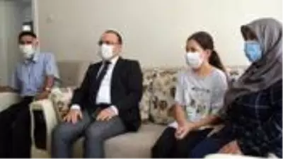 ’Misafirim var’ cevabıyla herkesi güldüren kadını Elazığ Valisi Yırık, evinde ziyaret etti