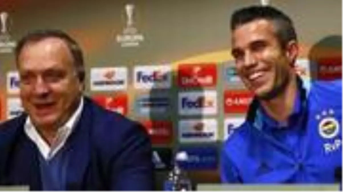 Robin van Persie, Fenerbahçe'de birlikte çalıştığı Dick Advocaat'ın yardımcısı oldu