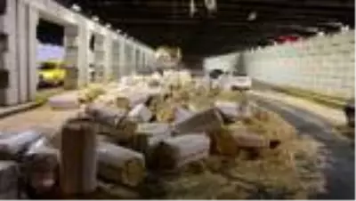 Saman yüklü TIR alt geçide sıkıştı, samanlar yola saçıldı Saman yüklü TIR alt geçide sıkıştı, samanlar yola saçıldı