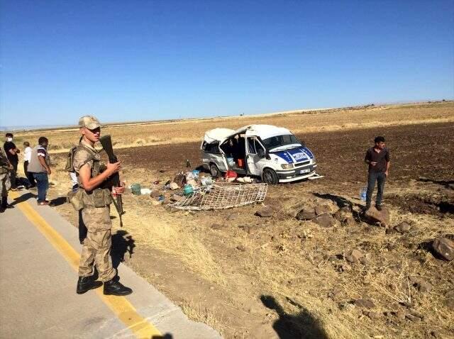 Şanlıurfa'da tarım işçilerini taşıyan minibüs devrildi: 20 yaralı Şanlıurfa'da tarım işçilerini taşıyan minibüs devrildi: 20 yaralı
