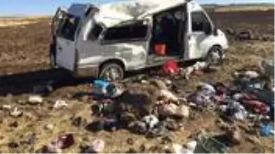 Şanlıurfa'da tarım işçilerini taşıyan minibüs devrildi: 1 ölü, 25 yaralı Şanlıurfa'da tarım işçilerini taşıyan minibüs devrildi: 1 ölü, 25 yaralı