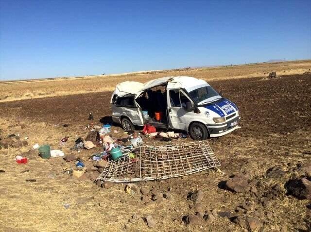 Şanlıurfa'da tarım işçilerini taşıyan minibüs devrildi: 20 yaralı Şanlıurfa'da tarım işçilerini taşıyan minibüs devrildi: 20 yaralı