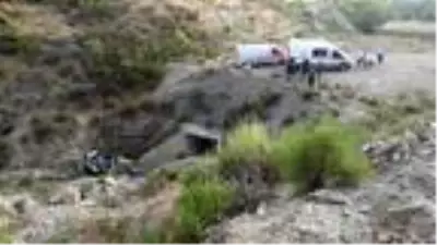 Şarampole devrilen araçtaki baba ile 7 çocuğu yaralandı, anneleri öldü Şarampole devrilen araçtaki baba ile 7 çocuğu yaralandı, anneleri öldü