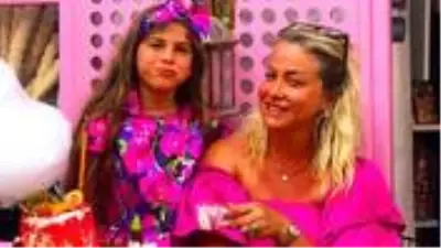 Şarkıcı Yeliz Yeşilmen'in kızının bacaklarına kaynar su döküldü Şarkıcı Yeliz Yeşilmen'in kızının bacaklarına kaynar su döküldü