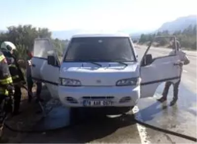 Seyir halindeki kamyonette çıkan yangına vatandaşlar müdahale etti Seyir halindeki kamyonette çıkan yangına vatandaşlar müdahale etti