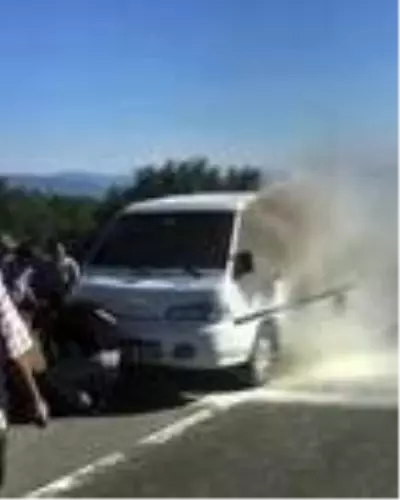 Seyir halindeki kamyonette çıkan yangına vatandaşlar müdahale etti Seyir halindeki kamyonette çıkan yangına vatandaşlar müdahale etti