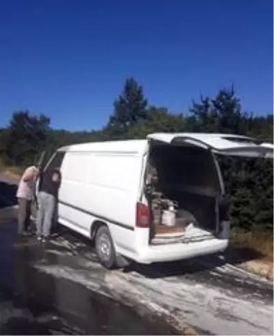 Seyir halindeki kamyonette çıkan yangına vatandaşlar müdahale etti Seyir halindeki kamyonette çıkan yangına vatandaşlar müdahale etti