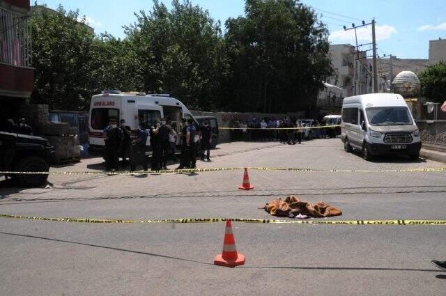Şırnak'ta kamyonun çarptığı iki kardeşten biri feci şekilde can verdi Şırnak'ta kamyonun çarptığı iki kardeşten biri feci şekilde can verdi