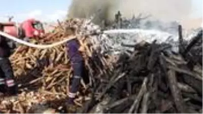 Duyarsız vatandaşların araçtan attığı sigara izmariti, 10 ton odunu küle çevirdi Duyarsız vatandaşların araçtan attığı sigara izmariti, 10 ton odunu küle çevirdi