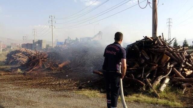 Sorumsuzların araçtan attığı sigara izmariti, 10 ton odunu küle çevirdi Sorumsuzların araçtan attığı sigara izmariti, 10 ton odunu küle çevirdi