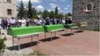 Trafik kazasında hayatını kaybeden 4 kişi Kars'ta toprağa verildi Trafik kazasında hayatını kaybeden 4 kişi Kars'ta toprağa verildi