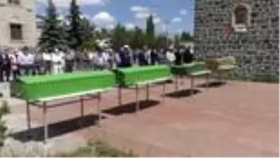 Trafik kazasında hayatını kaybeden 4 kişi Kars'ta toprağa verildi Trafik kazasında hayatını kaybeden 4 kişi Kars'ta toprağa verildi