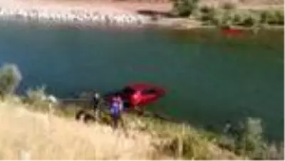 TUNCELİ Pülümür Çayı'na otomobil uçtu, sürücü yaralandı TUNCELİ Pülümür Çayı'na otomobil uçtu, sürücü yaralandı