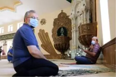 Türkiye'nin ilk Ay Yıldız camisi cuma namazıyla ibadete açıldı Türkiye'nin ilk Ay Yıldız camisi cuma namazıyla ibadete açıldı