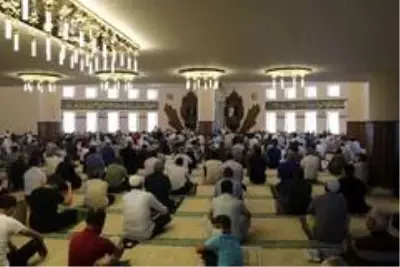 Türkiye'nin ilk Ay Yıldız camisi cuma namazıyla ibadete açıldı Türkiye'nin ilk Ay Yıldız camisi cuma namazıyla ibadete açıldı