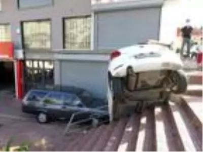 Ümraniye'de kaza anı güvenlik kamerasında Ümraniye'de kaza anı güvenlik kamerasında