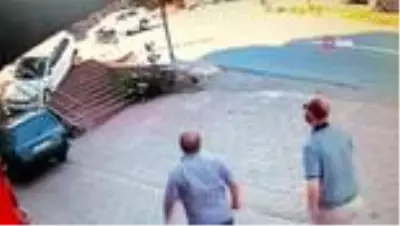 Ümraniye'de kırmızı ışık ihlali az kalsın faciayla sonuçlanıyordu...Kaza anları kamerada Ümraniye'de kırmızı ışık ihlali az kalsın faciayla sonuçlanıyordu...Kaza anları kamerada