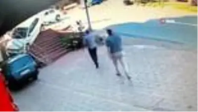 Ümraniye'de kırmızı ışık ihlali az kalsın faciayla sonuçlanıyordu...Kaza anları kamerada Ümraniye'de kırmızı ışık ihlali az kalsın faciayla sonuçlanıyordu...Kaza anları kamerada