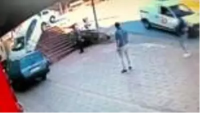 Ümraniye'de kırmızı ışık ihlali az kalsın faciayla sonuçlanıyordu...Kaza anları kamerada Ümraniye'de kırmızı ışık ihlali az kalsın faciayla sonuçlanıyordu...Kaza anları kamerada