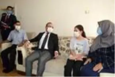 'Misafirim var' cevabıyla herkesi güldüren kadını Elazığ Valisi Yırık, evinde ziyaret etti 'Misafirim var' cevabıyla herkesi güldüren kadını Elazığ Valisi Yırık, evinde ziyaret etti