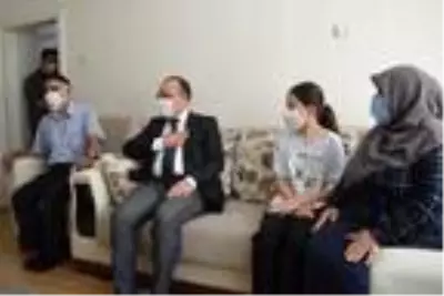 'Misafirim var' cevabıyla herkesi güldüren kadını Elazığ Valisi Yırık, evinde ziyaret etti
