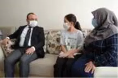 'Misafirim var' cevabıyla herkesi güldüren kadını Elazığ Valisi Yırık, evinde ziyaret etti 'Misafirim var' cevabıyla herkesi güldüren kadını Elazığ Valisi Yırık, evinde ziyaret etti