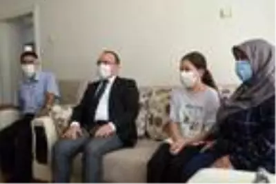 'Misafirim var' cevabıyla herkesi güldüren kadını Elazığ Valisi Yırık, evinde ziyaret etti 'Misafirim var' cevabıyla herkesi güldüren kadını Elazığ Valisi Yırık, evinde ziyaret etti