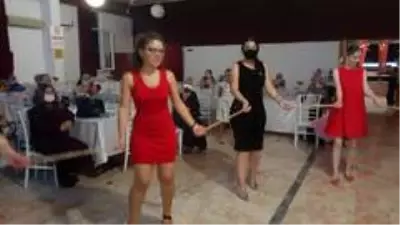 Yalova'da sosyal mesafeli kına halayı Yalova'da sosyal mesafeli kına halayı