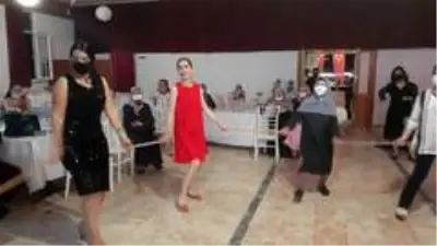 Yalova'da sosyal mesafeli kına halayı Yalova'da sosyal mesafeli kına halayı