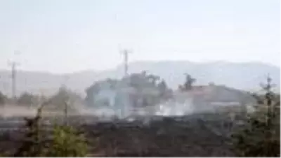 Yangının evlerine sıçramaması için kürek ve traktörle alevlere müdahale ettiler Yangının evlerine sıçramaması için kürek ve traktörle alevlere müdahale ettiler