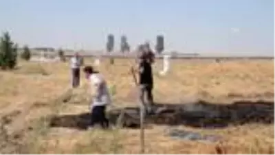 Yangının evlerine sıçramaması için kürek ve traktörle alevlere müdahale ettiler Yangının evlerine sıçramaması için kürek ve traktörle alevlere müdahale ettiler