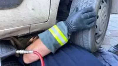 Yavru kedi sıkıştığı yerden telefonla kedi sesi dinletilerek kurtarıldı Yavru kedi sıkıştığı yerden telefonla kedi sesi dinletilerek kurtarıldı