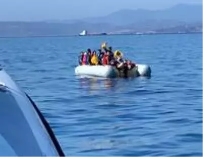 Yunan askerinin benzin bidonlarını zapt ettiği göçmenleri Sahil Güvenlik kurtardı Yunan askerinin benzin bidonlarını zapt ettiği göçmenleri Sahil Güvenlik kurtardı
