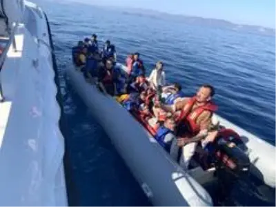 Yunan askerinin benzin bidonlarını zapt ettiği göçmenleri Sahil Güvenlik kurtardı Yunan askerinin benzin bidonlarını zapt ettiği göçmenleri Sahil Güvenlik kurtardı