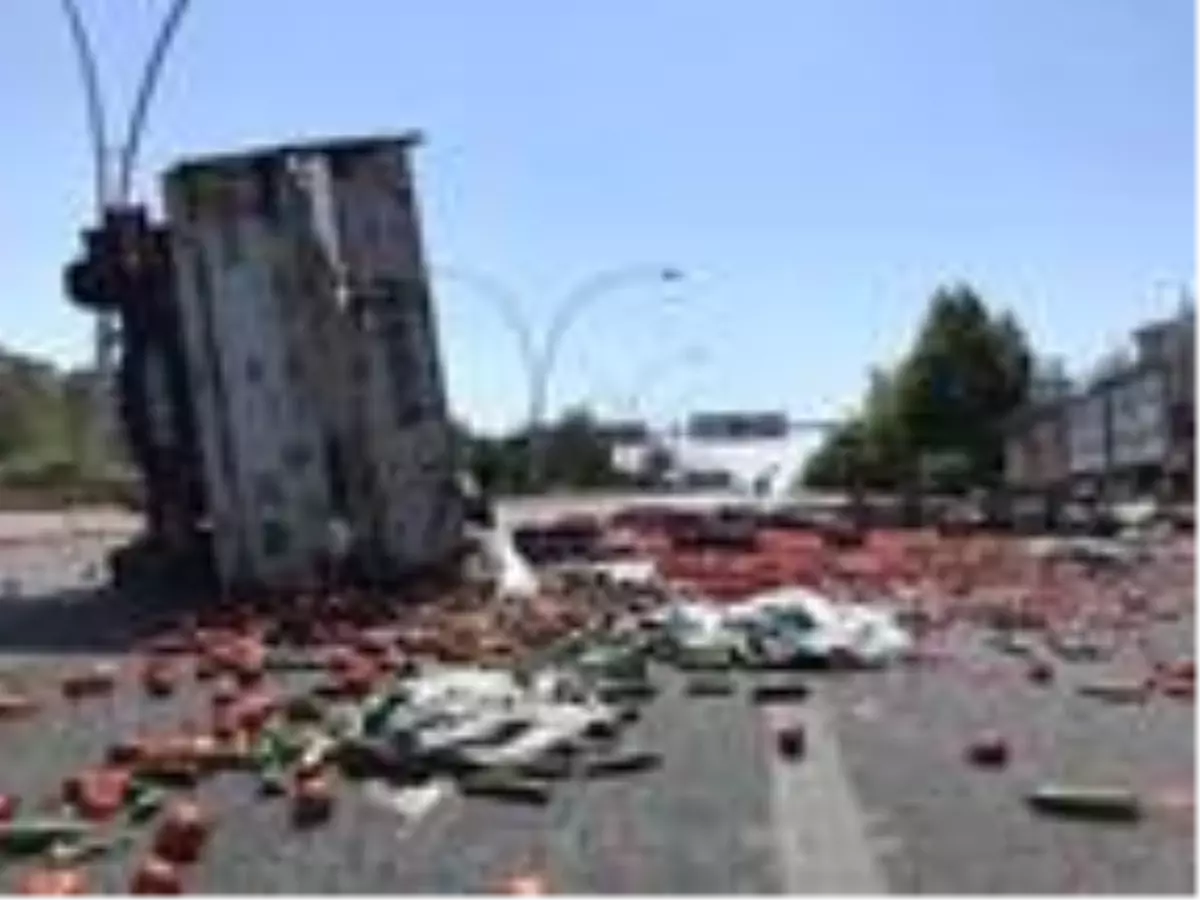 Ankara'da sebze yüklü kamyonet devrildi, baba ile oğlu yaralandı
