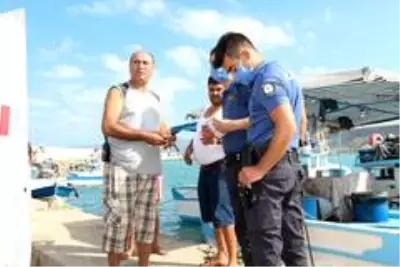 Başpolis, şortuna aldırış etmeden boğulmak üzere olan gençleri kurtardı Başpolis, şortuna aldırış etmeden boğulmak üzere olan gençleri kurtardı