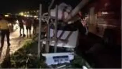 Aydınlatma direğine çarpan otomobil ikiye bölündü Aydınlatma direğine çarpan otomobil ikiye bölündü