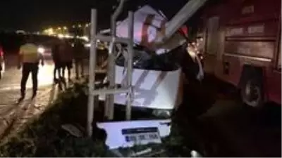 Aydınlatma direğine çarpan otomobil ikiye bölündü Aydınlatma direğine çarpan otomobil ikiye bölündü