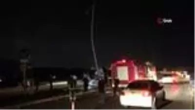 Aydınlatma direğine çarpan otomobil ikiye bölündü Aydınlatma direğine çarpan otomobil ikiye bölündü