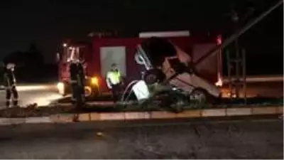 Aydınlatma direğine çarpan otomobil ikiye bölündü Aydınlatma direğine çarpan otomobil ikiye bölündü