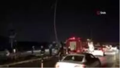 Aydınlatma direğine çarpan otomobil ikiye bölündü Aydınlatma direğine çarpan otomobil ikiye bölündü