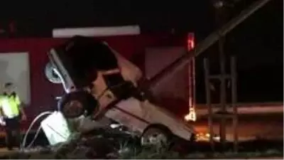 Aydınlatma direğine çarpan otomobil ikiye bölündü Aydınlatma direğine çarpan otomobil ikiye bölündü