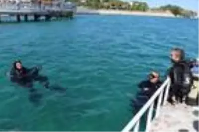 Belediye Başkanı, Van Gölü'nün güzelliklerine dikkat çekmek için daldı Belediye Başkanı, Van Gölü'nün güzelliklerine dikkat çekmek için daldı