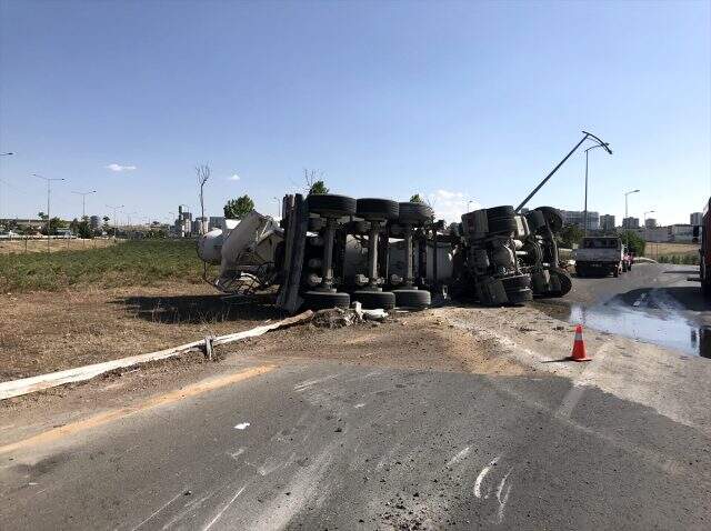 Beton mikseri bariyere çarpıp devrilince ortalık savaş alanına döndü: 1 ölü