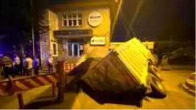 Ağırlığa dayanamayan yol çökünce kamyon şaha kalktı Ağırlığa dayanamayan yol çökünce kamyon şaha kalktı
