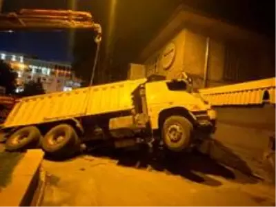 Çöken yola düşen kamyon şaha kalktı Çöken yola düşen kamyon şaha kalktı