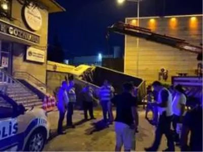 Çöken yola düşen kamyon şaha kalktı Çöken yola düşen kamyon şaha kalktı