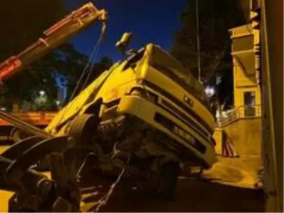 Çöken yola düşen kamyon şaha kalktı Çöken yola düşen kamyon şaha kalktı