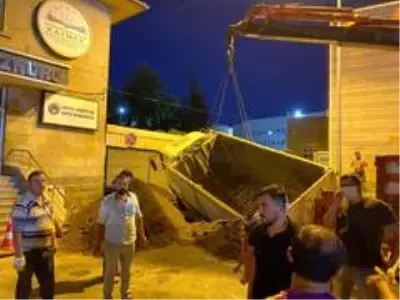 Çöken yola düşen kamyon şaha kalktı Çöken yola düşen kamyon şaha kalktı